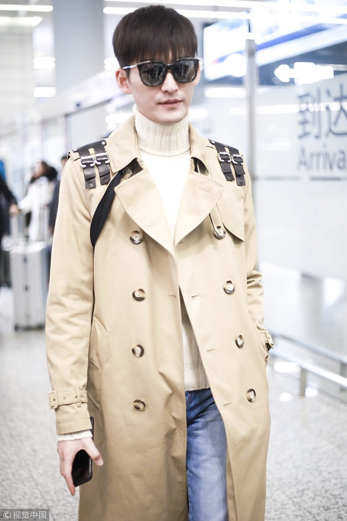 张翰穿长款风衣现身机场 霸道总裁范十足
