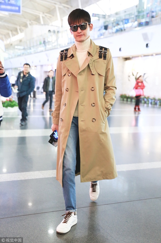 张翰穿长款风衣现身机场 霸道总裁范十足